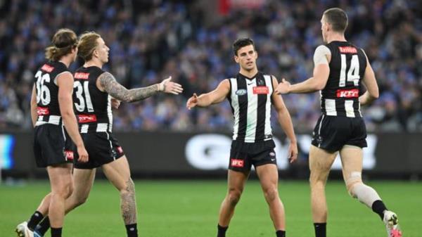 Collingwood's Nick Daicos (centre).